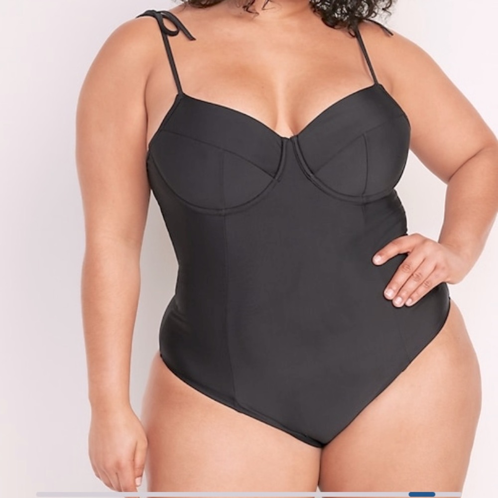 🆘❗️LAST CHANCE ❗️🆘
Old Navy  underwire swimsuit